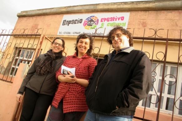 María Alejandra Beroiz con dos talleristas de “La Casa de al lado”.