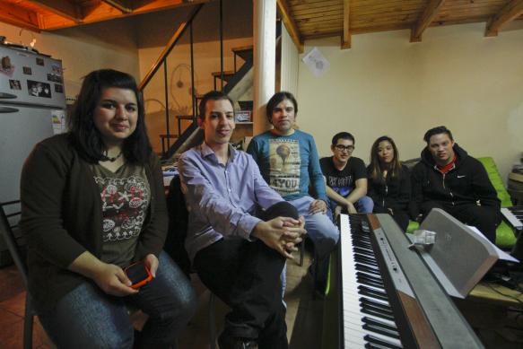 Algunos de los integrantes de Coro Stereo durante el ensayo en la casa de Claudio.