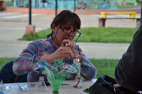 Una de las participantes realizando arte con botellas recicladas. (C.R.)