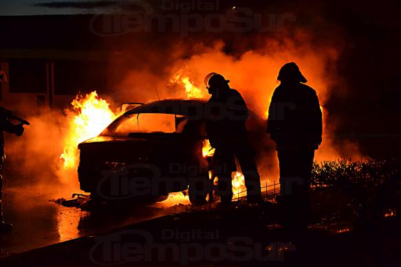 El auto quedó destruido por el fuego.(Foto C. Robledo)