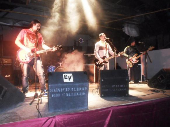 “Volando Bajo” punk rock local.