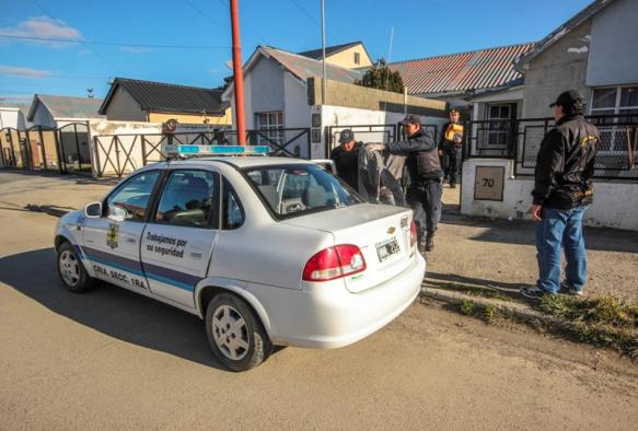 En la vivienda se encontró al sospechoso del hecho ilícito y trabajaron los uniformados de la Seccional Primera, División Canes y Delitos Complejos. (Fotos: A. B.)