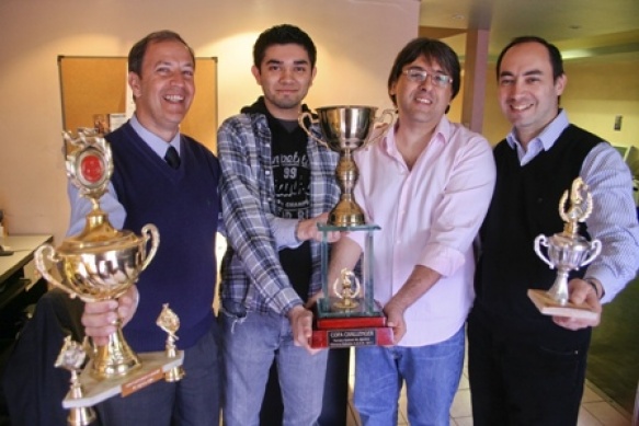 Los integrantes del equipo ganador posaron con la Copa Challenger.