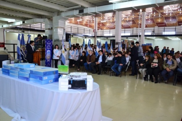 El acto de entrega de Aulas Digitales a 14 escuelas primarias de Río Gallegos, en el Concejo Deliberante. (Foto C.R.)