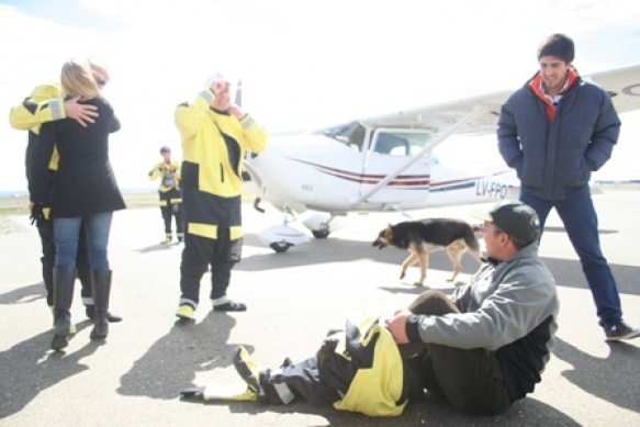 Alegría de los pilotos, de regreso de Malvinas, sacándose los trajes especiales. (Foto C.G.)