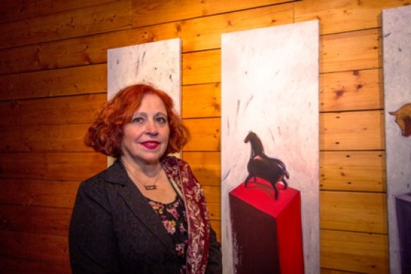 La artista Mariel Polinotto junto a una de sus obras