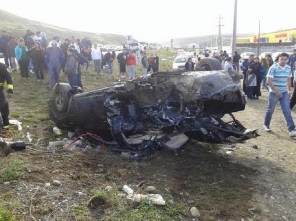 Estado en que terminaron los rodados tras chocar sobre la Ruta Complementaria Nº 20. El Corolla, tras el impacto contra la Traficc habría dado varios tumbos. (Fotos gentileza Patagonia Nexo)