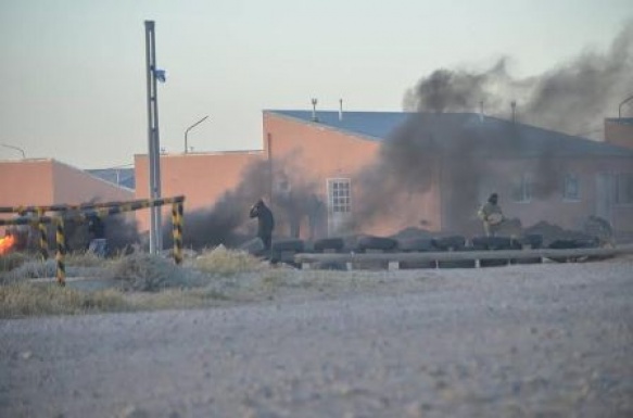 Momento en que la vivienda es incendiada (Foto: Prensa sindicato petrolero)