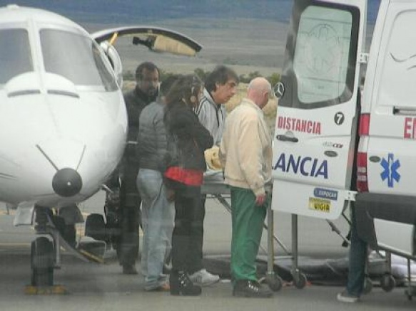 Momento en que el herido es subido al avión sanitario.