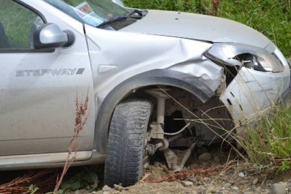 El Sandero terminó sin una rueda tras salir de la banquina. 