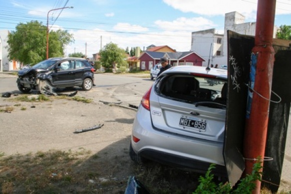 Ambos rodados resultaron con grandes daños materiales por el siniestro (Foto: C.G.)