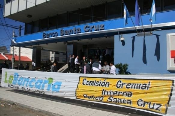 Junta Interna de Banco Santa Cruz en acciones por distintas reivindicaciones. (Foto Archivo)