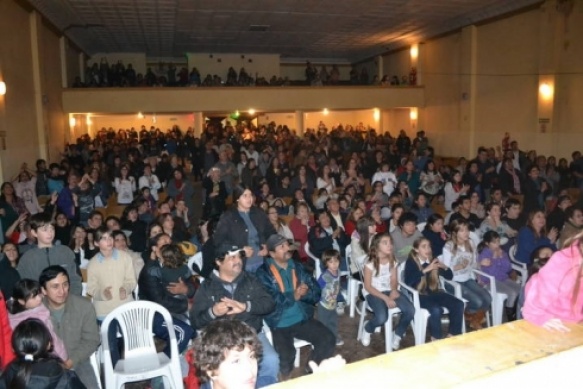 Festival con masiva concurrencia por la despedida de Tuny Armendariz, músico de Puerto Deseado. 