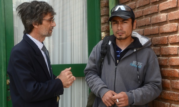 Juan Pablo Bilbao se encadenó frente a la Cámara Oral de Caleta.(Foto: La Vanguardia del Sur)