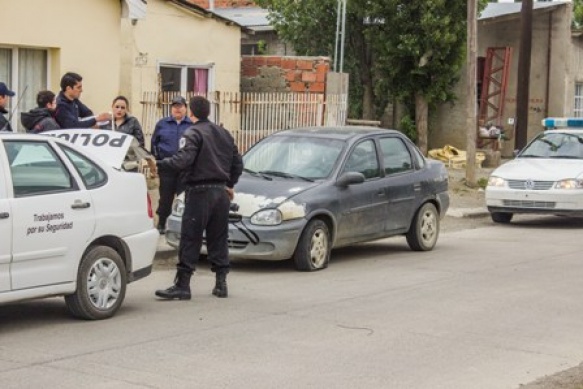  Momento en que los efectivos requisan el rodado. (Foto: A.B.)