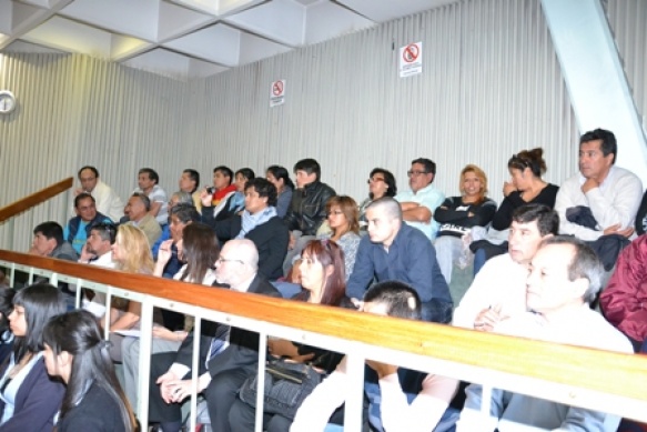 Trabajadores de Vieira S.A. ayer, en las gradas del recinto legislativo, durante la sesión. (Foto C.R.)