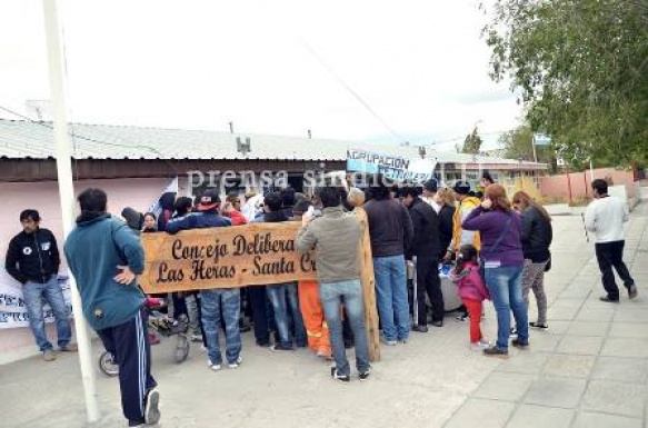 Momento en que las familias damnificadas concurren al Deliberante