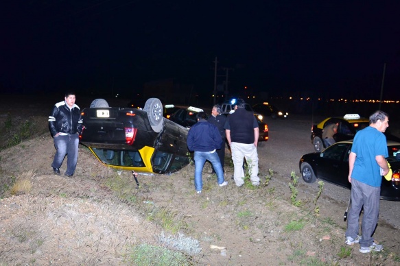 El taxi terminó volcado al costado del camino.(Foto: C. Robledo)