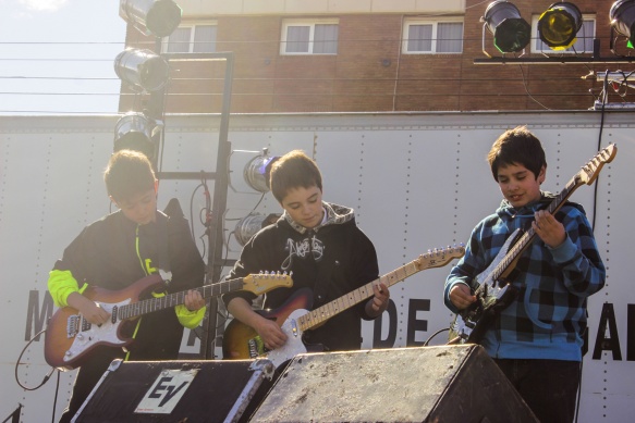 Alumnos del taller de guitarra que dicta el músico local “Cabe” Reynoso subieron al escenario del SIPEM. (Foto A. Barabino)