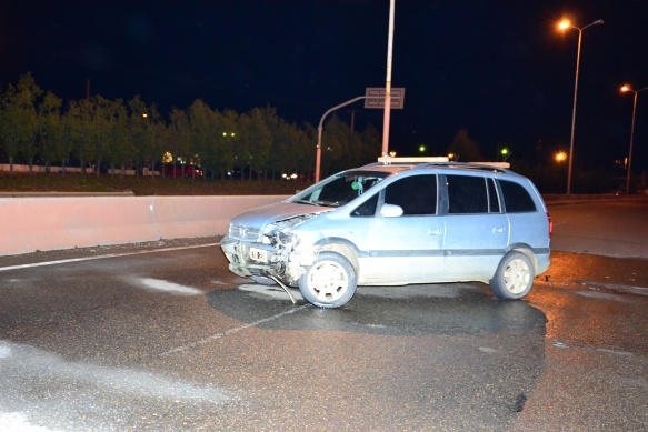 Tras el impacto el auto quedó cruzado sobre la Autovía. (Foto. C.Robledo)