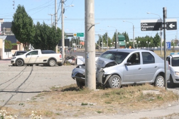 El Renault terminó con importantes daños materiales, tras chocar con el poste. (Foto: C.G.)