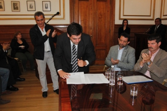 Firma de convenio entre el Gobierno y la UNPA, para la creación de la Licenciatura en Seguridad. (Foto archivo)