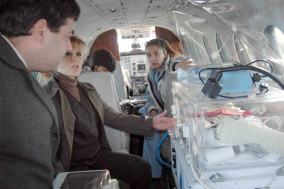 El ministro Martínez muestra los aviones con incubadoras para derivar bebés.