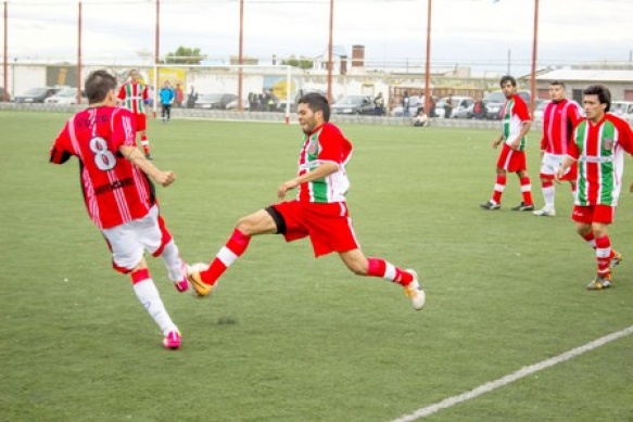 Abrazo de felicidad de los jugadores  de Defe… Si no suma hoy Atlético ante Argentino del Sur, clasifica.