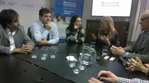 Alicia Kirchner, Daniel Gollan y Debora Giorgi en el CAPS local, con sus coordinadores y el Ministro de Salud.