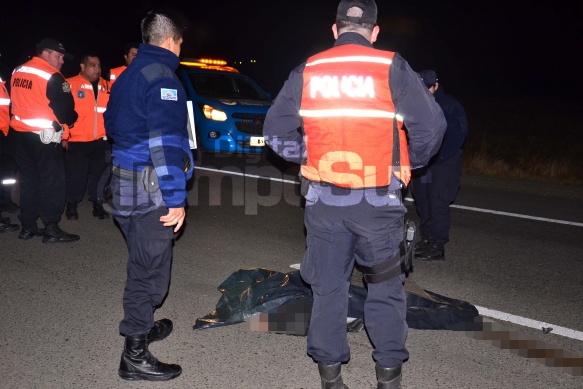 El cuerpo de la vìctima quedo sobre la Av. 17 de Octubre, mano hacia Güer Aike. (Foto: C.Robledo)