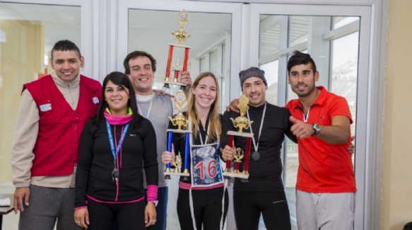 Algunos de los ganadores del triatlón, que fue un éxito.