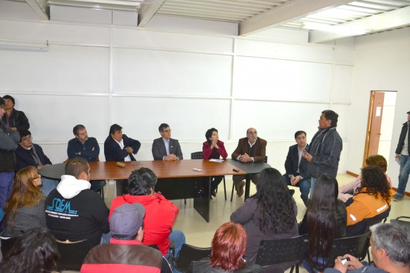 Comisión Directiva y cuerpo de delegados del SOEM, ante los seis concejales. (Foto C.R.)