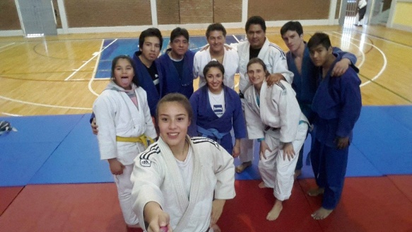 Alejandro, de fondo, con algunos de sus alumnos en la tradicional “selfie”.