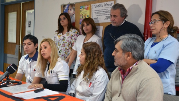 Andrea Pérez encabeza conferencia de prensa de APROSA en Hospital Zonal. (Foto Gentileza Alcides Quiroga)