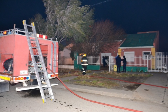 Los bomberos rapidamente sofocaron el fuego(Foto: C. Robledo)