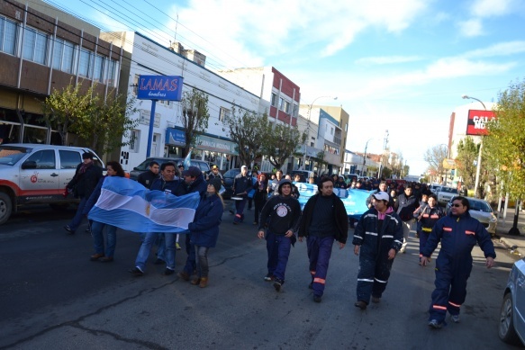 Marcha de los municipales ayer por la avenida Kirchner. (Foto C.R.)