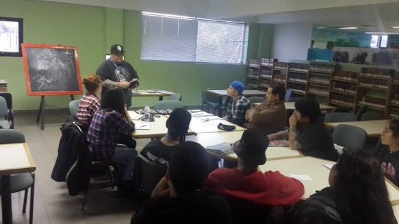 Tono Pérez dictando el seminario de dibujo 