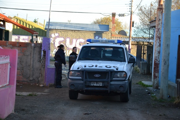 Dos de las cuatro viviendas que fueron allanadas por personal de la Seccional Tercera en el barrio 499 Viviendas de esta ciudad. (Fotos: C.R.)