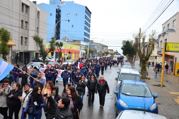 La marcha de los municipales ayer, por las avenidas principales. (Foto C.R.)