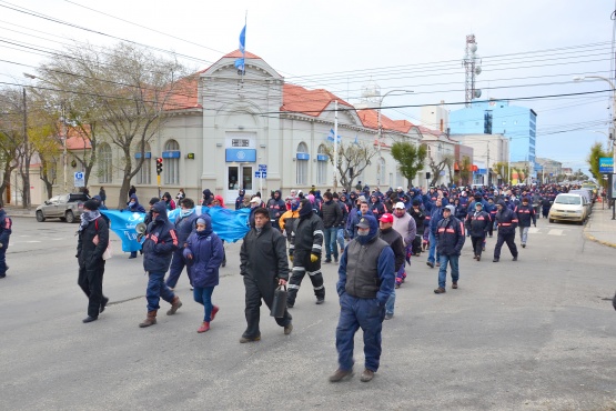 Marcha de los municipales por Avenida Kirchner. (Foto C.R.)