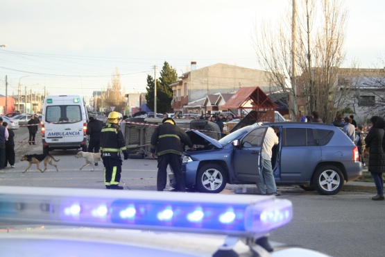 El accidente que se cobró la vida del joven Jaramillo y la nota enviada por los vecinos. (C.G.).