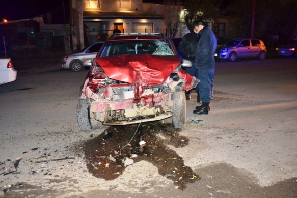 El conductor sufrió algunos golpes y luego salio caminando. (Foto: C.Robledo).