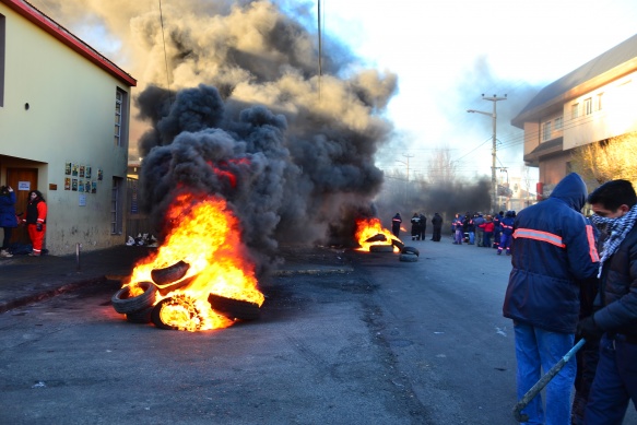 Quema de cubiertas ayer frente al palacio municipal. (Foto C.R.)