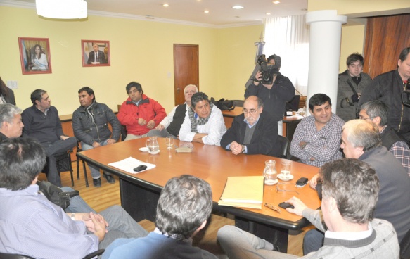 La reunión que el 17 de junio pasado abrió expectativas de solución del conflicto municipal. (Foto Archivo)