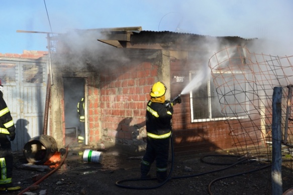 Los bomberos sofocaron las llamas, pero las perdidas fueron totales. (Foto: C. Robledo)