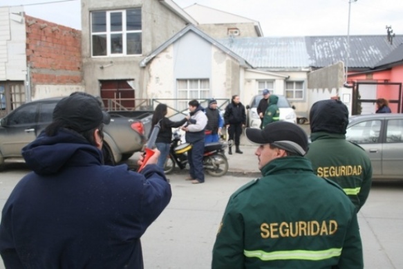 Hubo un escrache afuera de la casa del dueño de la firma. (foto archivo)