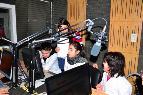 Alumnos en Tiempo FM (archivo)