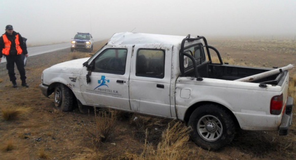 La camioneta terminó con importantes daños. 