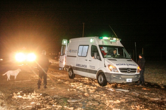 La ambulancia trasladó al chofer herido al nosocomio local. (Foto: C. Gonzalez)