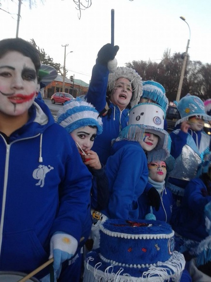 Integrantes de la murga en las calles de Punta Arenas.